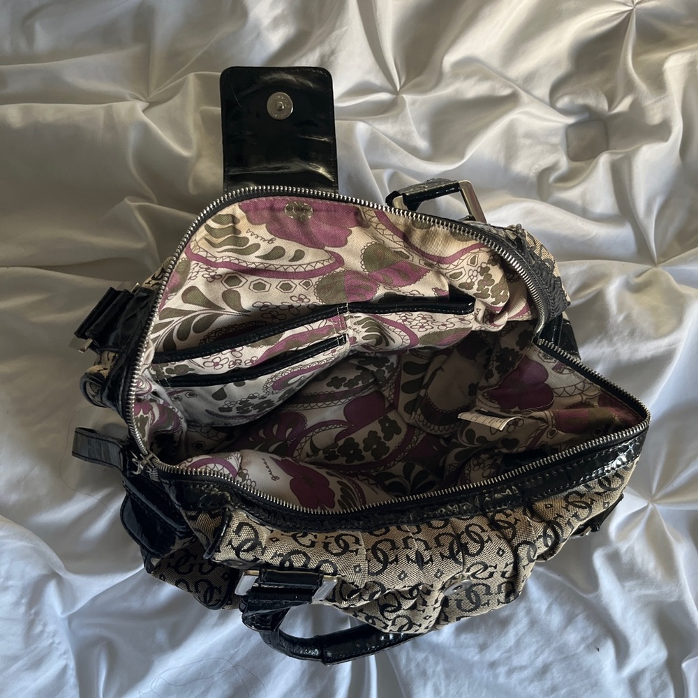 Vintage GUESS Black and Cream Women's HandBag 👜💕 - Picture 7 of 8